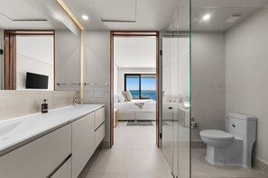 Shower, hair dryer, towels, shampoo - Lux Beachfront 3BR + Best Ocean Views | Panarea 6C (Bucerías)