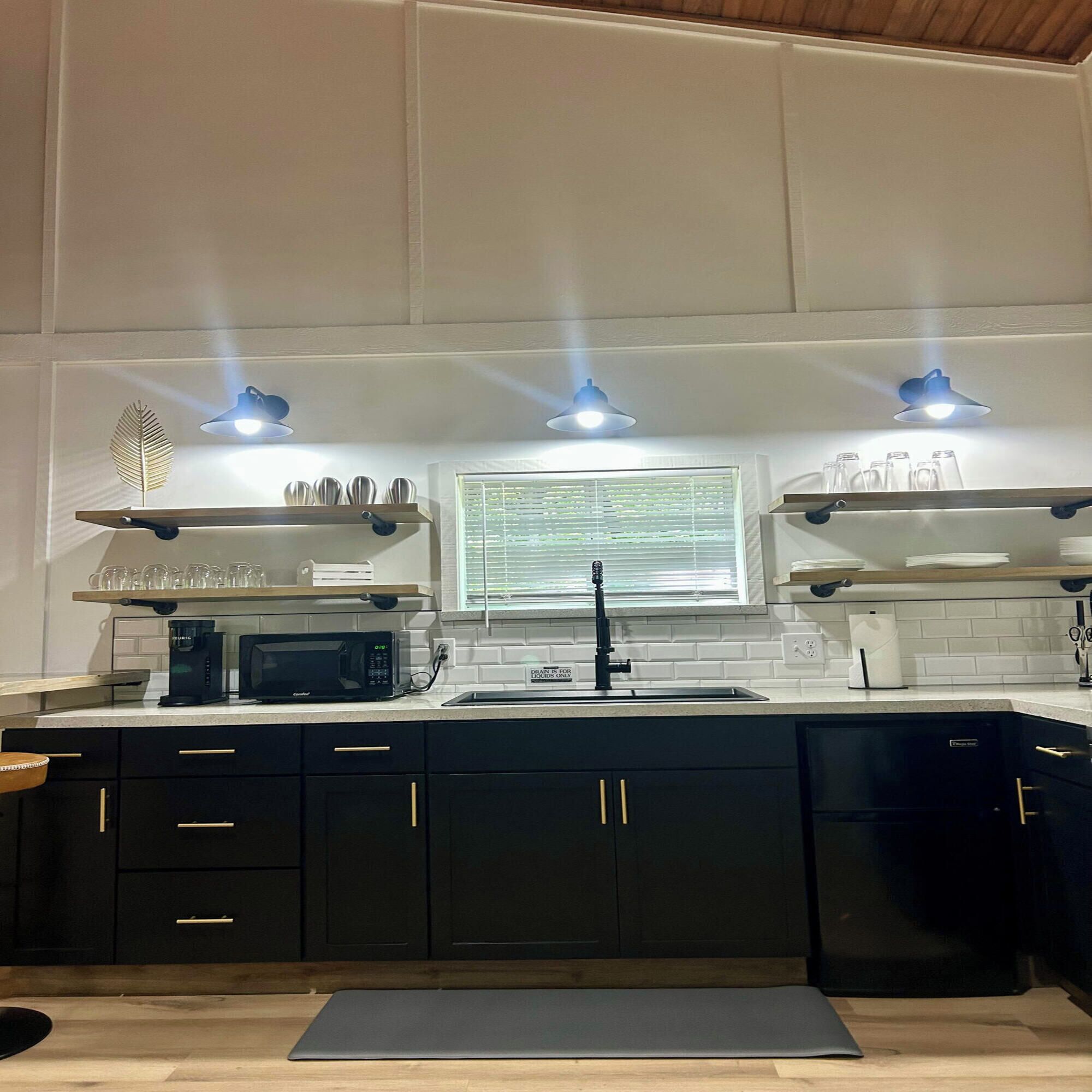 Refrigerador, microondas, horno y cafetera y tetera 