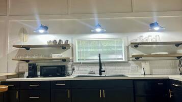 Refrigerador, microondas, horno y cafetera y tetera