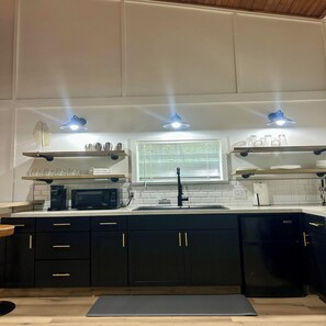 Refrigerador, microondas, horno y cafetera y tetera 