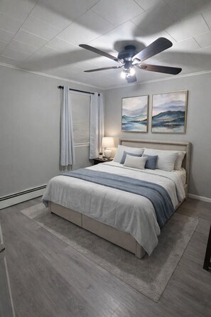 Een strijkplank/strijkijzer, wifi, beddengoed