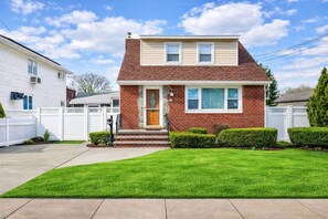 Exterior - Entire 3BR Apartment Comfortable City Stay (Bethpage)