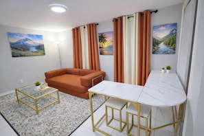 Smart TV - Entire 3BR Apartment Comfortable City Stay (Bethpage)