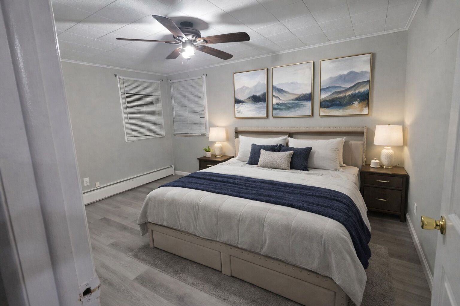 Een strijkplank/strijkijzer, wifi, beddengoed