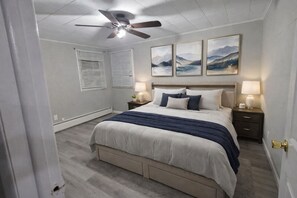 Een strijkplank/strijkijzer, wifi, beddengoed