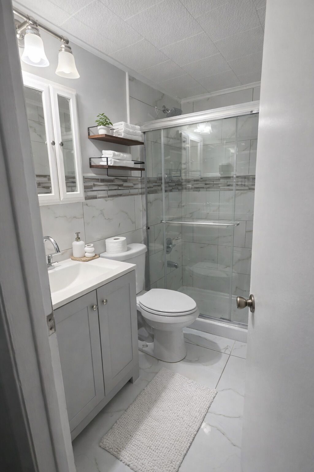 Een douche, een haardroger, een bidet, handdoeken