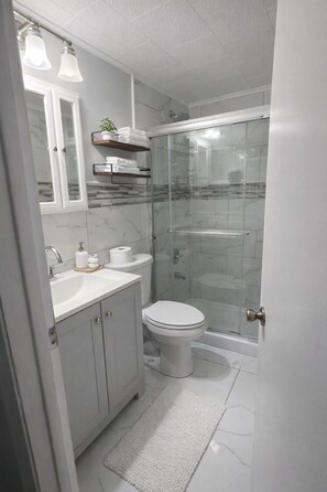 Een douche, een haardroger, een bidet, handdoeken