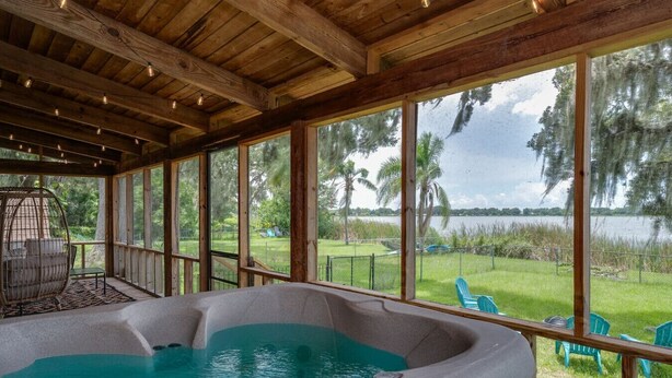 Un jacuzzi con vista a un lago y palmeras.