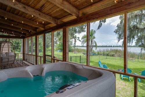 Lakeside Haven with Jacuzzi and Games