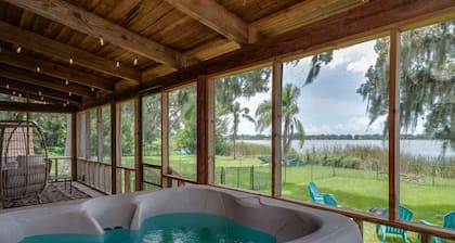 Lakeside Haven with Jacuzzi and Games