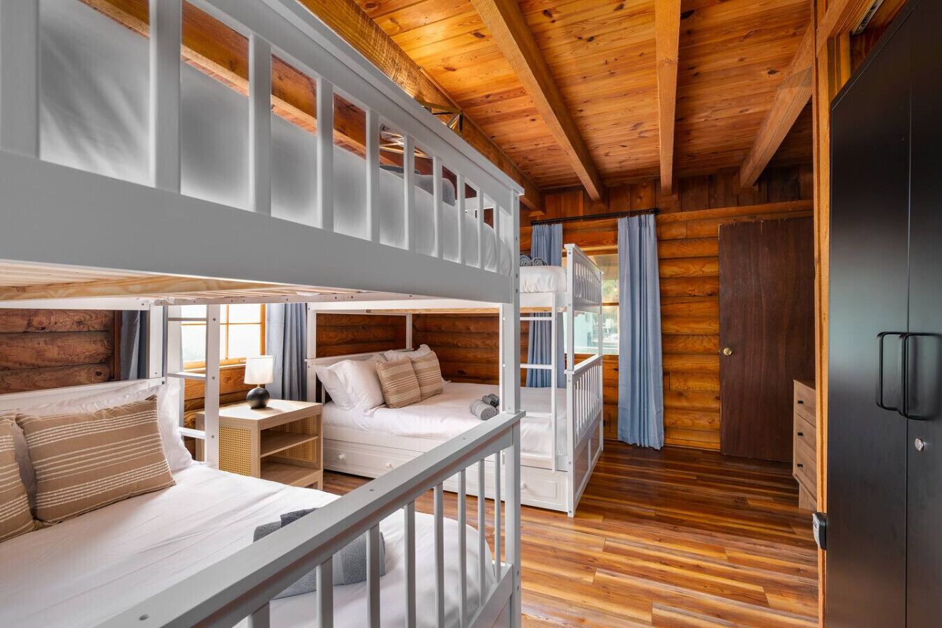 Desk, WiFi, bed sheets