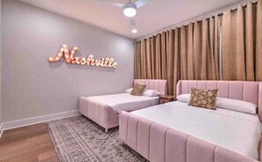4 bedrooms, desk, iron/ironing board, WiFi - Rosé All Day • Insta • 21 Beds • Hot Tub/Game Room (Nashville)