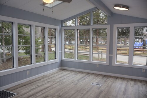 Bright 4-bedroom bungalow with AC - with in Strawberry Park Resort Campground