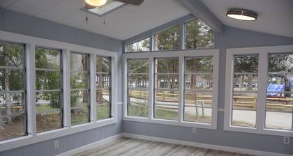 Bright 4-bedroom bungalow with AC - with in Strawberry Park Resort Campground