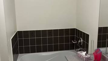 Een douche, een haardroger, handdoeken, zeep