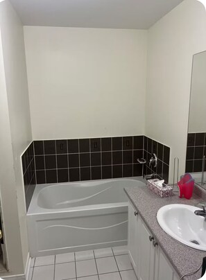 Een douche, een haardroger, handdoeken, zeep