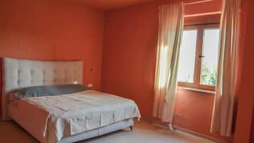 4 bedrooms, iron/ironing board, free WiFi, bed sheets