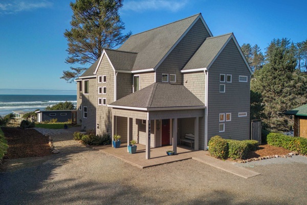 Wake to Pacific views at Anchor House—spacious beach home with lookout tower, pet-friendly stays, and coastal charm.