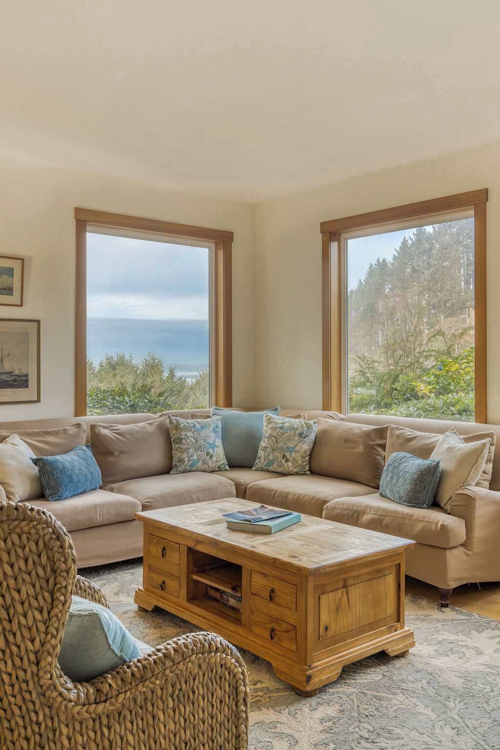 Télévision, cheminée, espaces bureaux