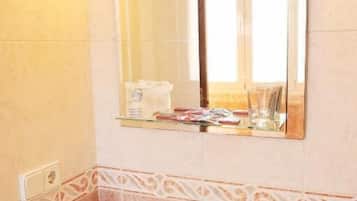 Twin kamer | Badkamer | Zeep, shampoo, toiletpapier