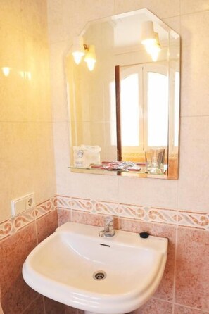 Chambre avec lits jumeaux | Salle de bain | Savon, shampoing, papier toilette