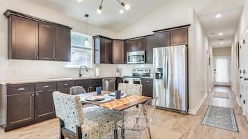 Fridge, microwave, stovetop, dishwasher