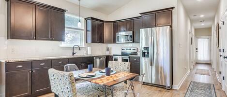 Jääkaappi, mikroaaltouuni, liesi, astianpesukone