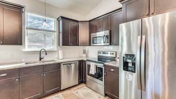 Fridge, microwave, stovetop, dishwasher