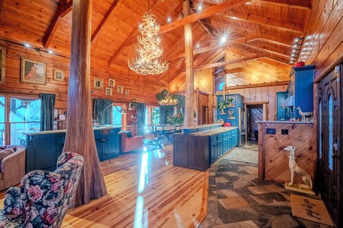 Vibrant Spacious Mountain Estate with Heated Pool & Hot Tub in Suches