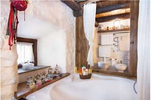 Séchoir à cheveux, bidet, serviettes fournies, savon