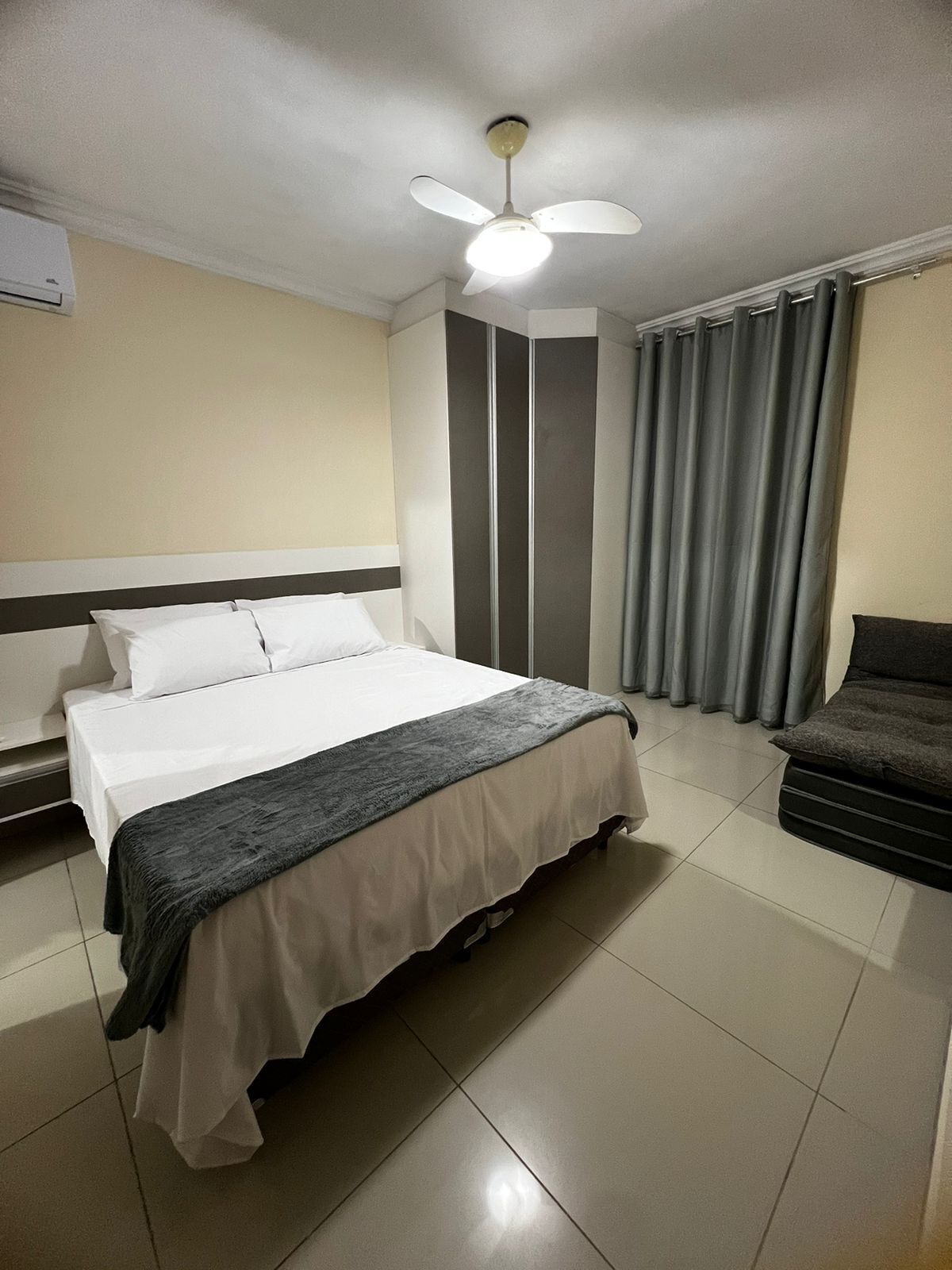 Ferros/tábuas de passar roupa, acesso à internet, roupa de cama