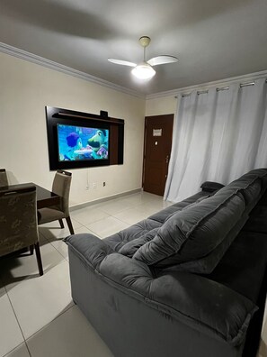 Living area - Spacious and cozy apartment close to the beach and shops. (Florianópolis)