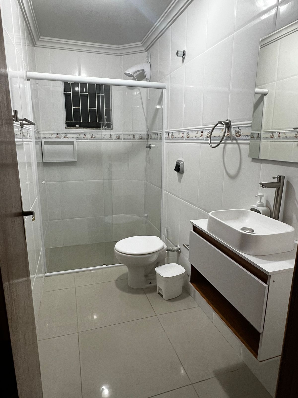 Secador de cabelo, toalhas de banho, sabonete, papel higiênico