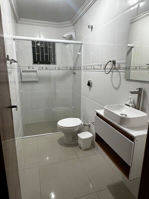 Secador de cabelo, toalhas de banho, sabonete, papel higiênico
