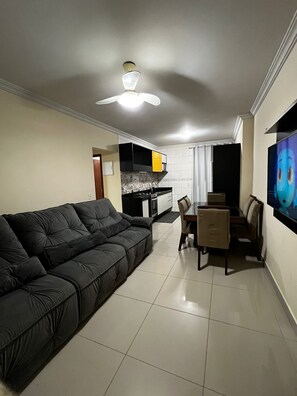 Living area - Spacious and cozy apartment close to the beach and shops. (Florianópolis)
