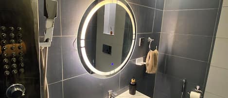 Dusche, Bidet, Handtücher, Seife