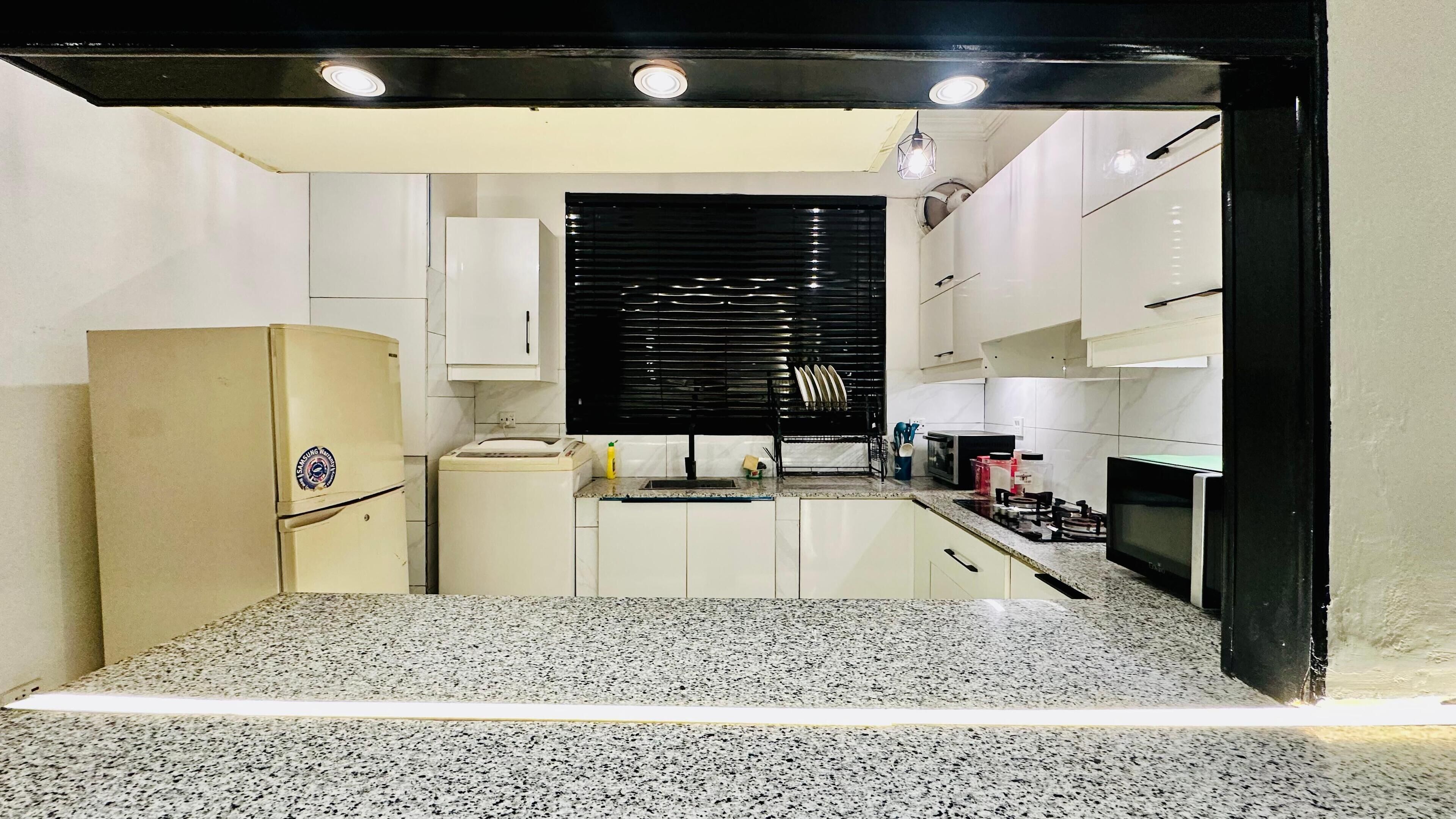 Een microgolfoven, een oven, een kookplaat