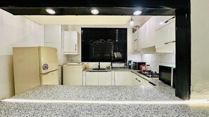 Micro-ondes, four, plaque de cuisson