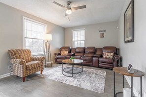 Televisión y oficina 