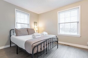 4 habitaciones, tabla de planchar con plancha, wifi y ropa de cama 