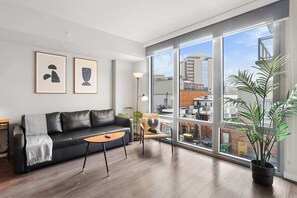 TV, fireplace, offices - Spacious Apartment in Prime Location Near Metro (Arlington)