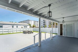 Terrace/patio - Spacious 2BR Apartment Perfect for Families (Hollywood)