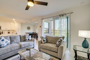 TV - Golfer's Oasis w/ Pool! Venice Condo on 5th Hole (Venice)