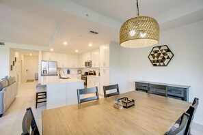 Dining - Golfer's Oasis w/ Pool! Venice Condo on 5th Hole (Venice)