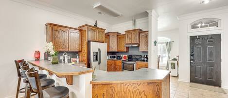 Fridge, microwave, stovetop, dishwasher