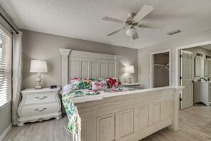 3 slaapkamers, een bureau, een strijkplank/strijkijzer, internet