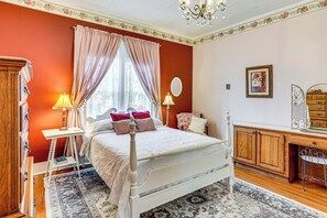 3 bedrooms, desk, iron/ironing board, travel crib