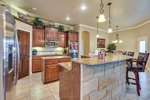 Geladeira, micro-ondas, cooktop, lava-louças
