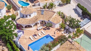 A villa with a swimming pool, outdoor seating, and a garden. - Villa La Ola - 200m from the beach (Benissa)