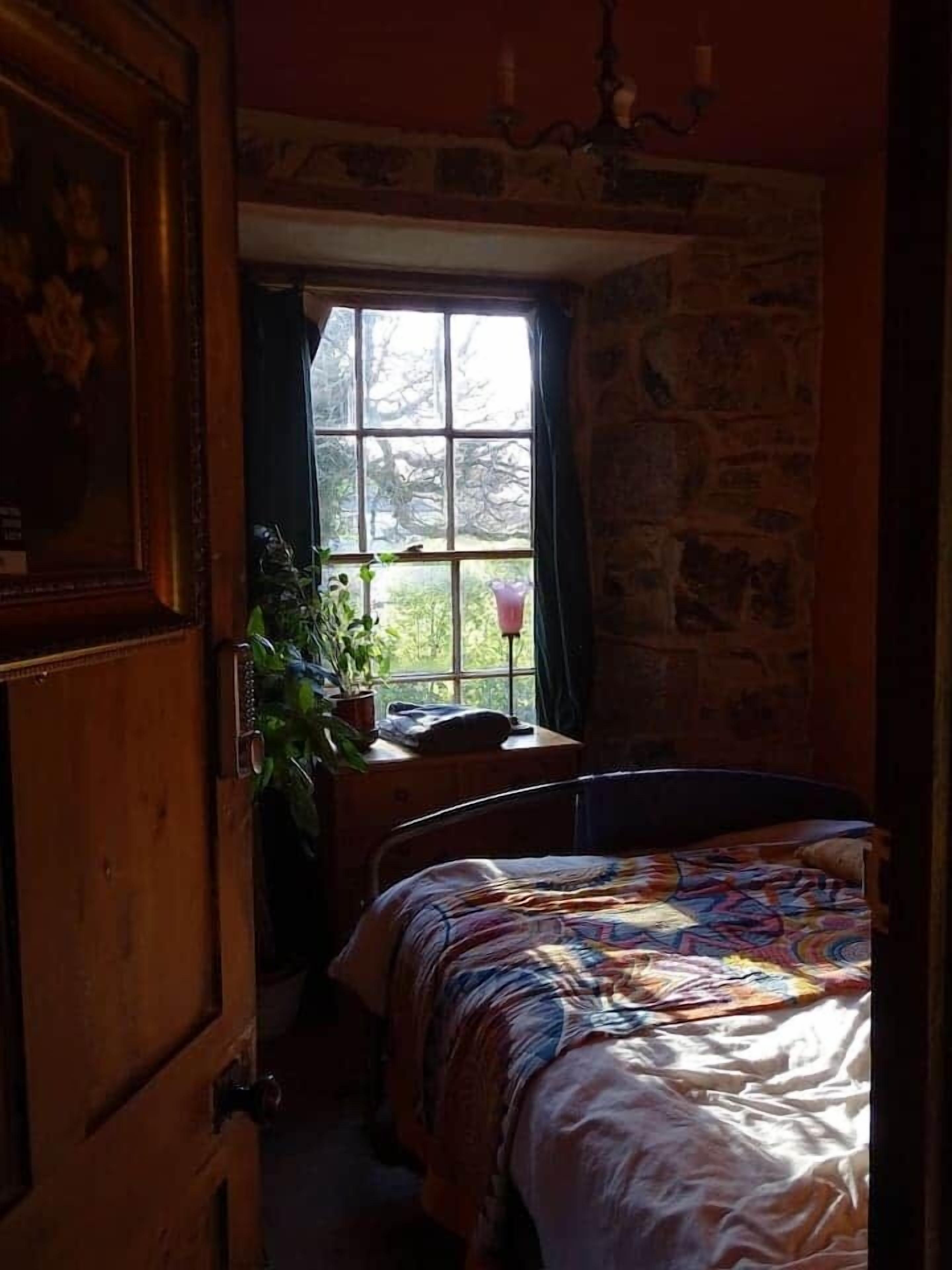 3 bedrooms, internet, bed sheets